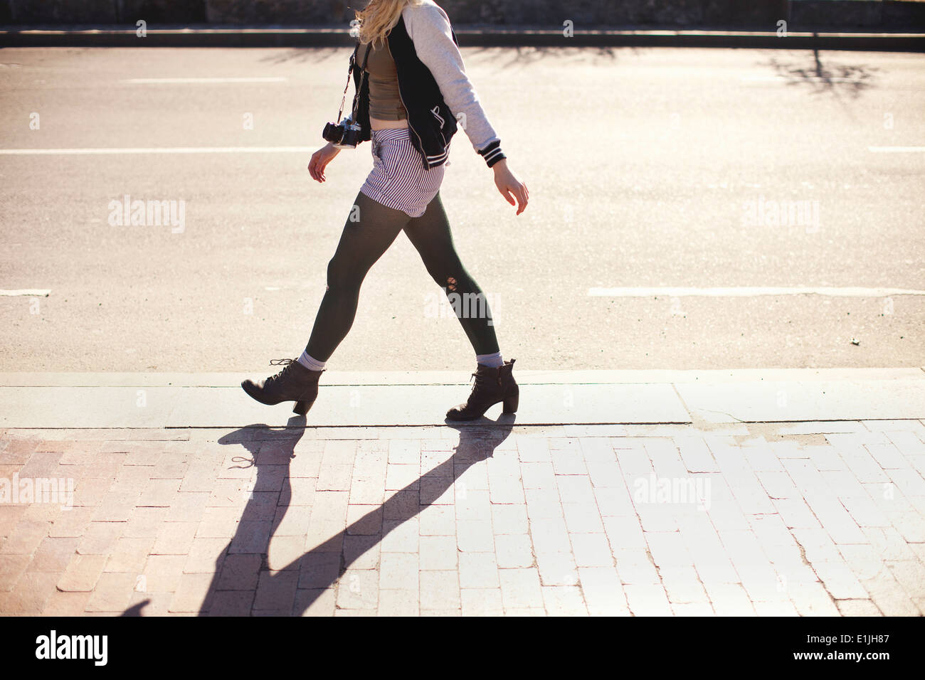 Junge Frau mit Kamera auf Straße Stockfoto