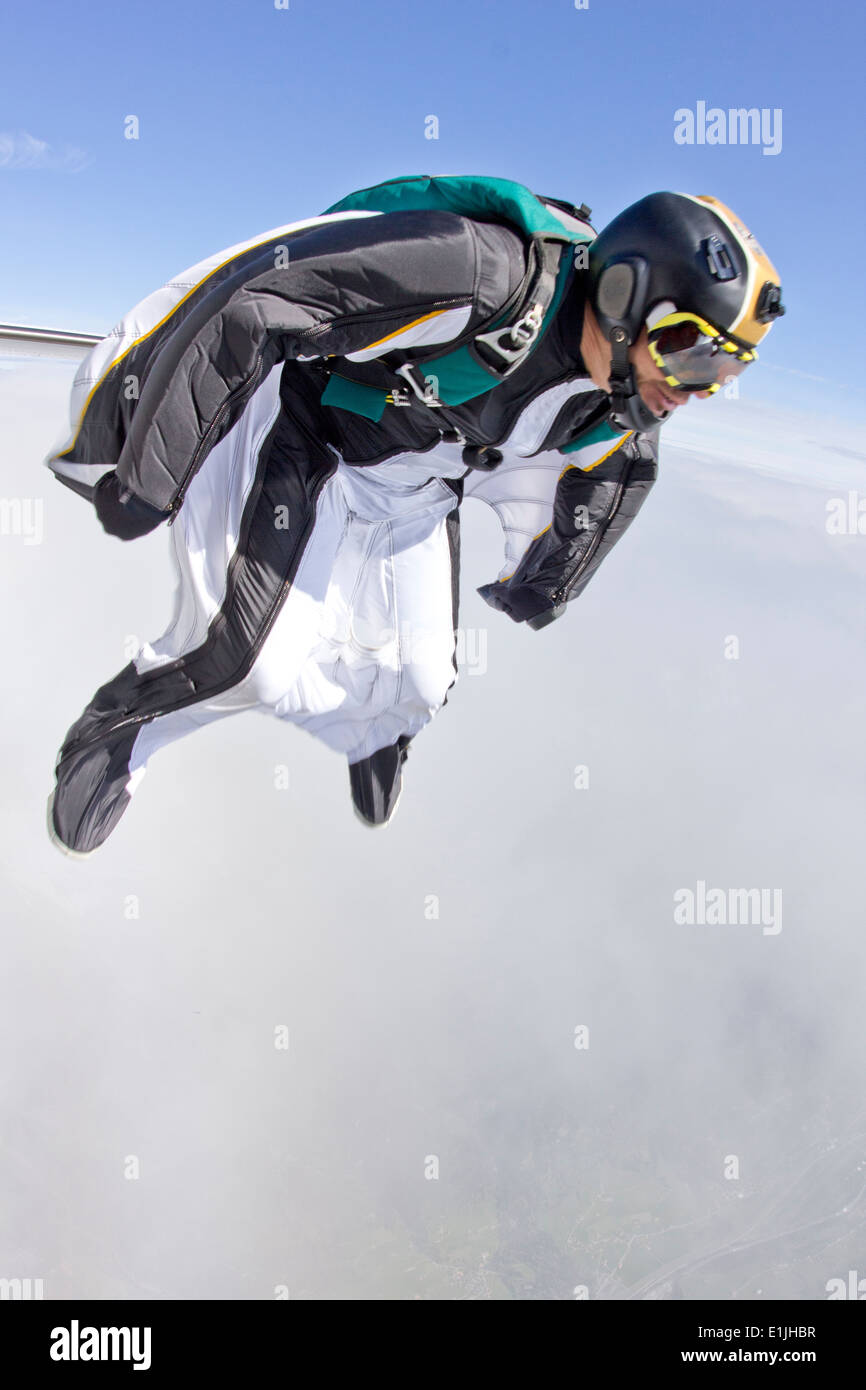 Mitte erwachsenen Mann frei fallen im Wingsuit fliegen wird vorbereitet Stockfoto