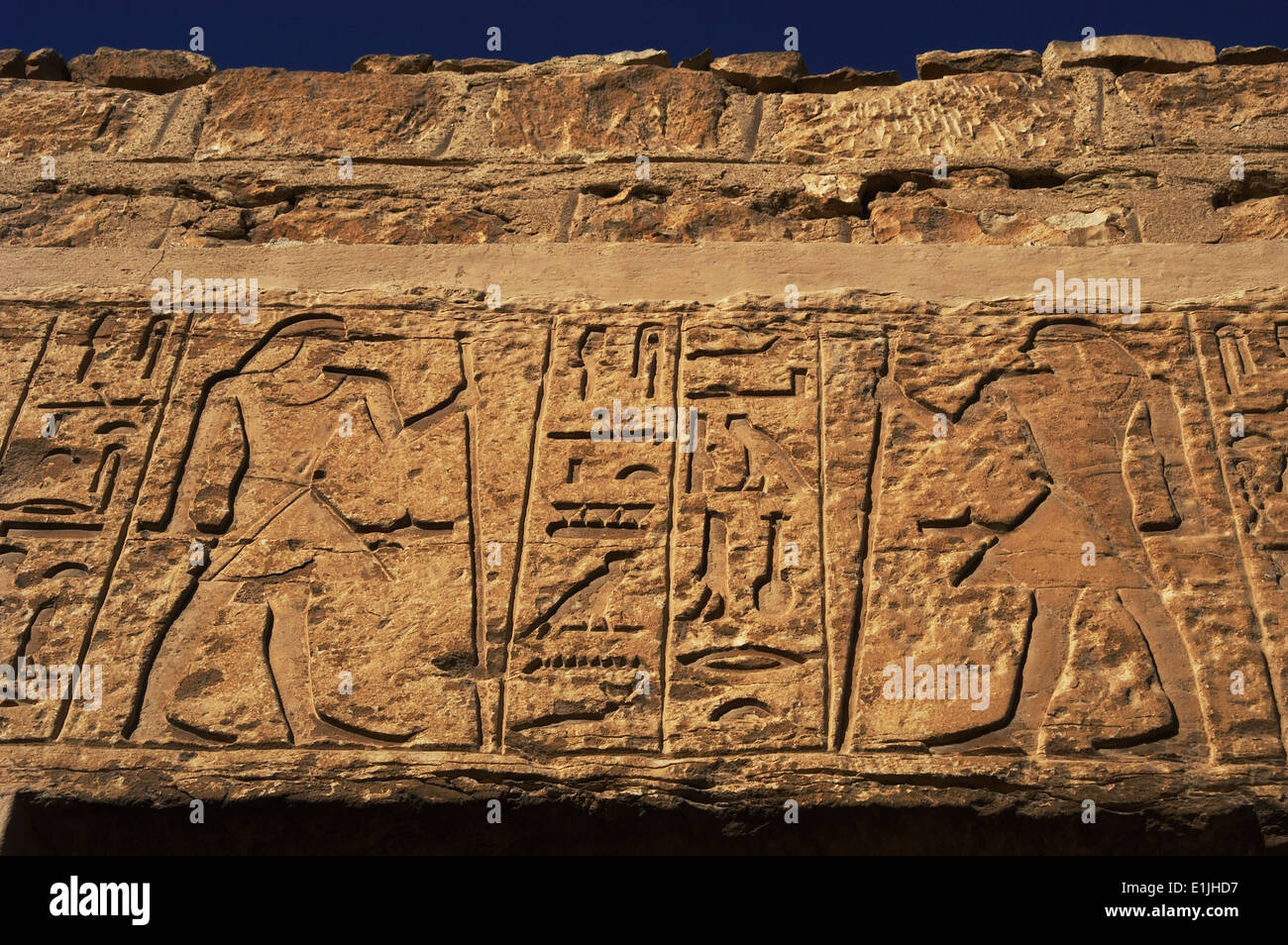 Ägyptische Kunst. Nekropole von Sakkara. Männlichen Figuren und Hieroglyphen, die eine Mastaba schmücken. Relief. Eingang. Altes Königreich. Ägypten. Stockfoto Ägyptische Kunst. Nekropole von Sakkara. Männlichen Figuren und Hieroglyphen, die eine Mastaba schmücken. Relief. Eingang. Altes Königreich. Ägypten. Stockfoto
