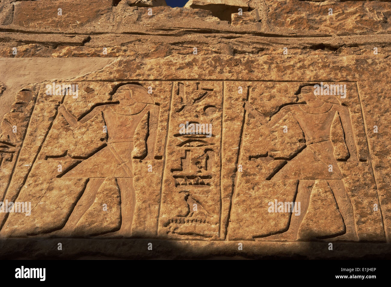 Ägyptische Kunst. Nekropole von Sakkara. Männlichen Figuren und Hieroglyphen, die eine Mastaba schmücken. Relief. Altes Königreich. Ägypten. Stockfoto Ägyptische Kunst. Nekropole von Sakkara. Männlichen Figuren und Hieroglyphen, die eine Mastaba schmücken. Relief. Altes Königreich. Ägypten. Stockfoto