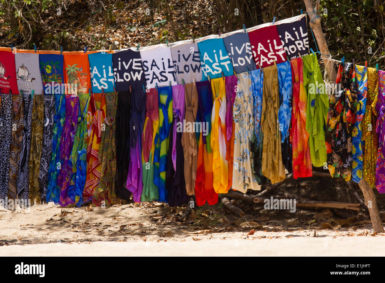 Bunte Strand Stall, T-shirts und Wraps, Saline Bay Mayreau. (St. Vincent und die Grenadinen). Stockfoto