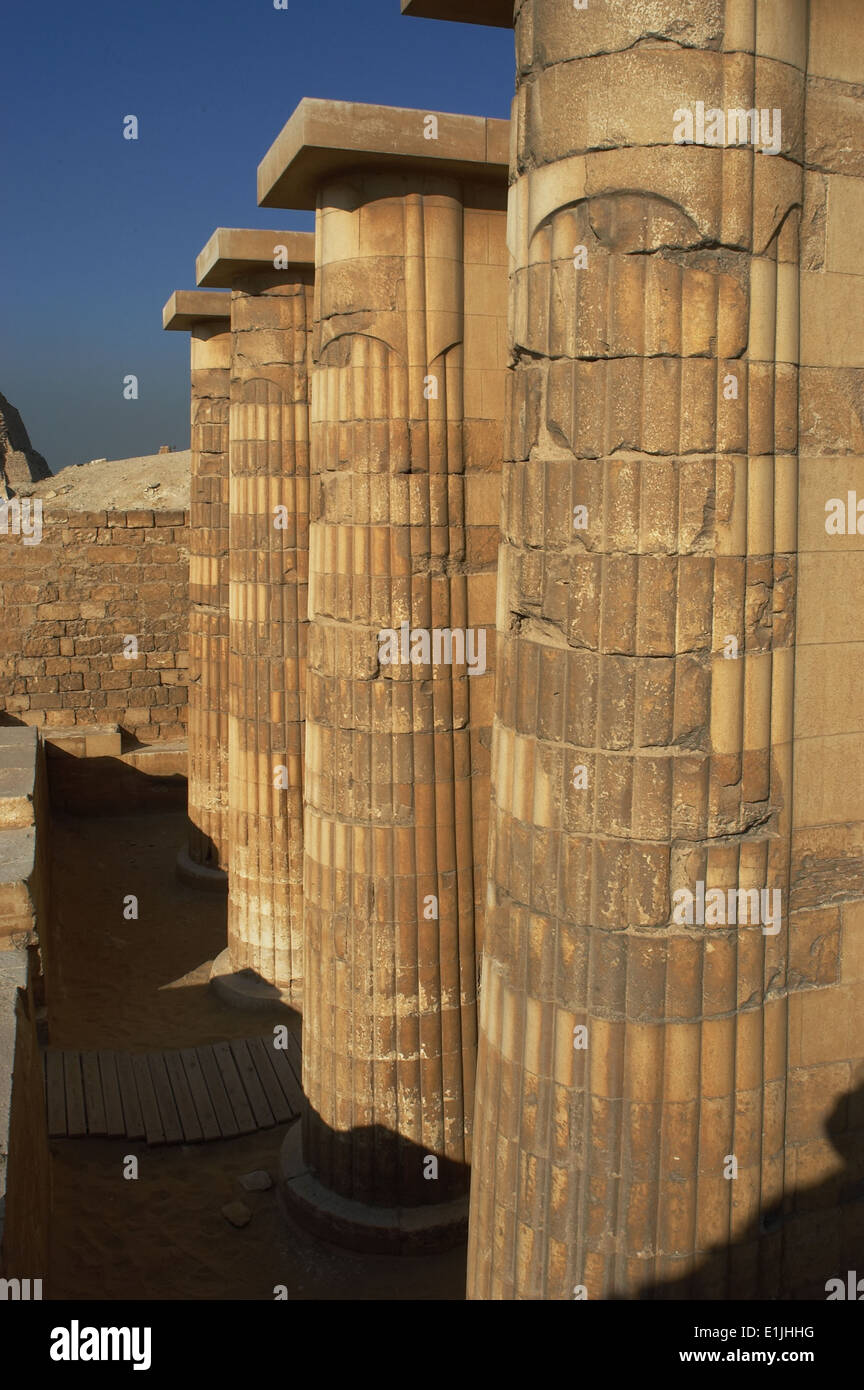 Ägypten. Sakkara. Djoser-Pyramide. Eingang mit fasciculate Säulen, Pilaster angebracht. Stockfoto