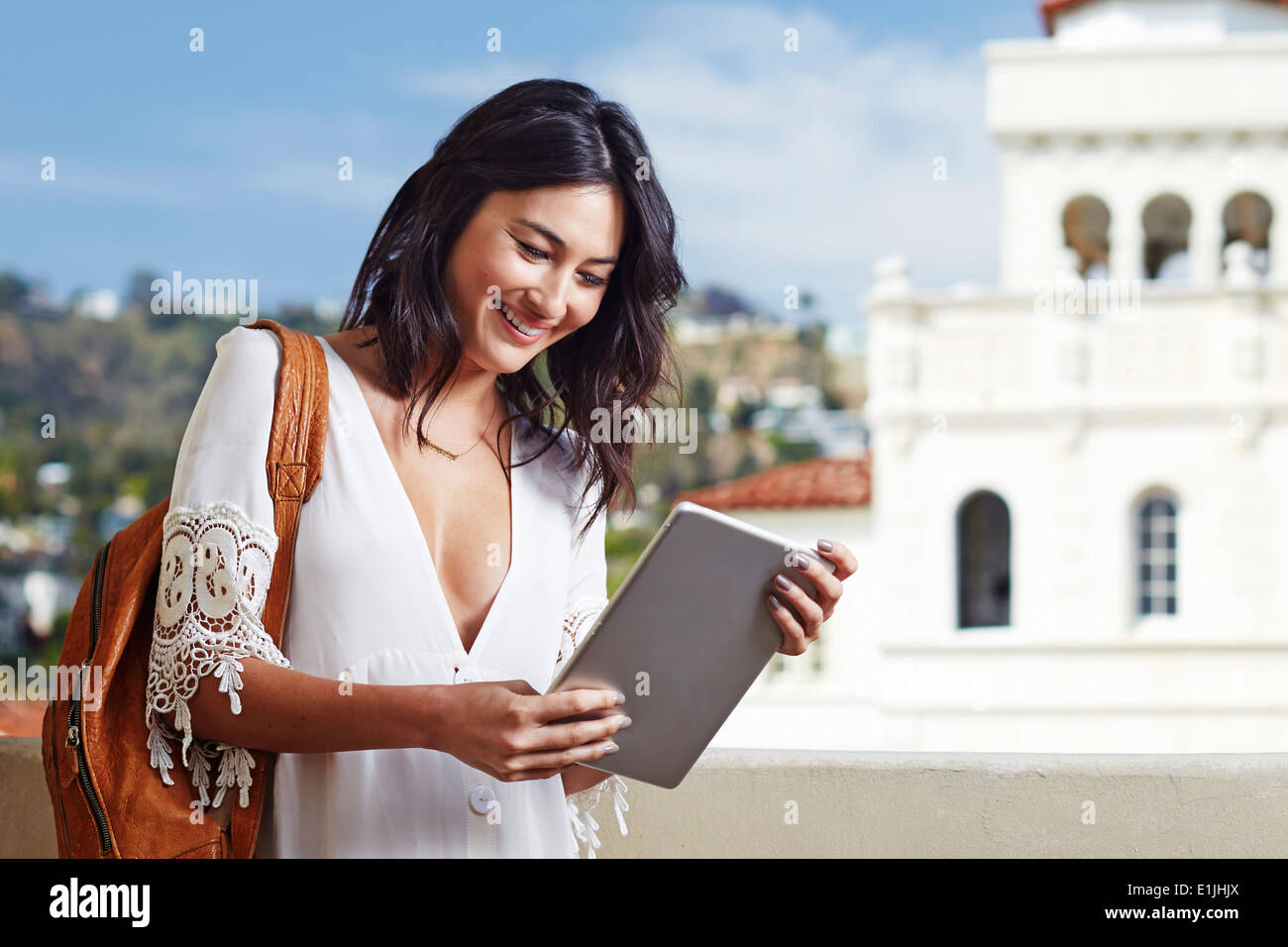 Junge Frau mit digitalen Tablet im freien Stockfoto
