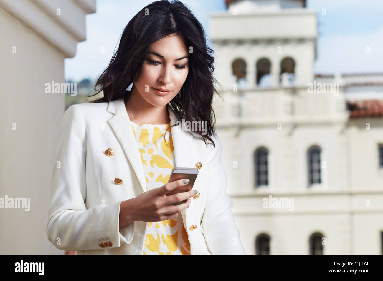 Junge Frau SMS auf smartphone Stockfoto