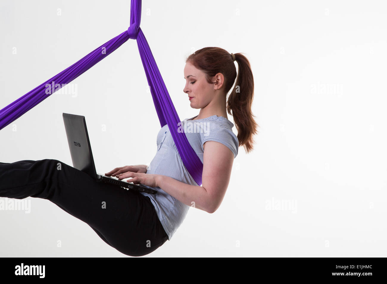 Frau hängen in der Luft mit einem Laptopcomputer Stockfoto
