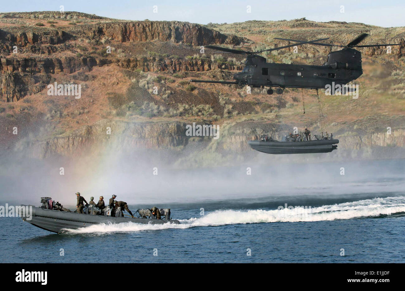 US Navy SEALS Spezialoperationen Commandos mit speziellen Boot Team 12 führte eine Maritime externe Luft-Transport-System Trainingsübung 5. Juni 2014 in Moses Lake, Washington. Die Übung verschieben eine Wasserfahrzeug von einem Punkt zu Lande und zu Wasser an einen anderen Ort mit einer Armee MH - 47G Chinook-Hubschrauber. Stockfoto