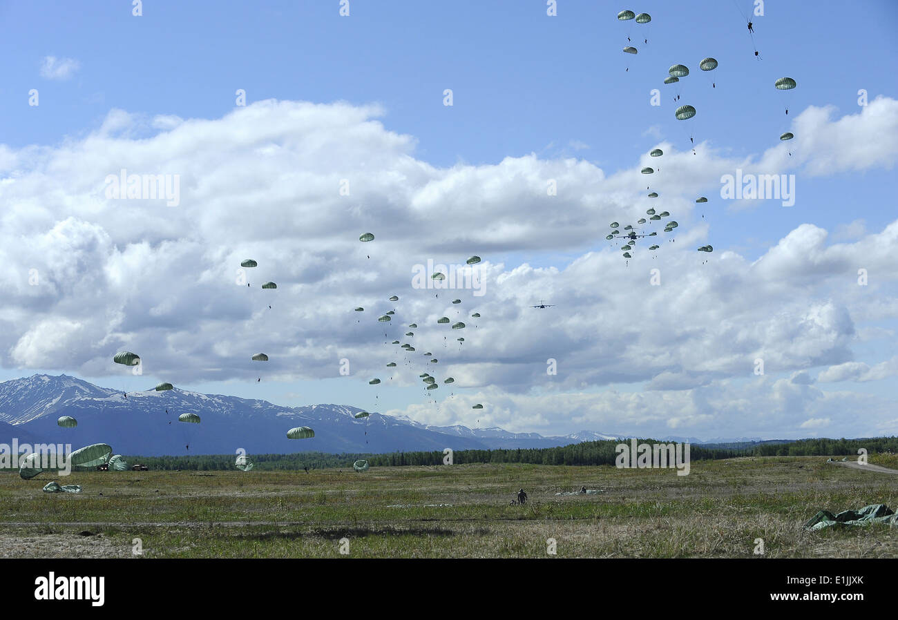 US Army Fallschirmjäger mit dem 4th Brigade Combat Team, 25. Infanterie-Division Operationen in der Luft mit Luftwaffe c-17 Stockfoto