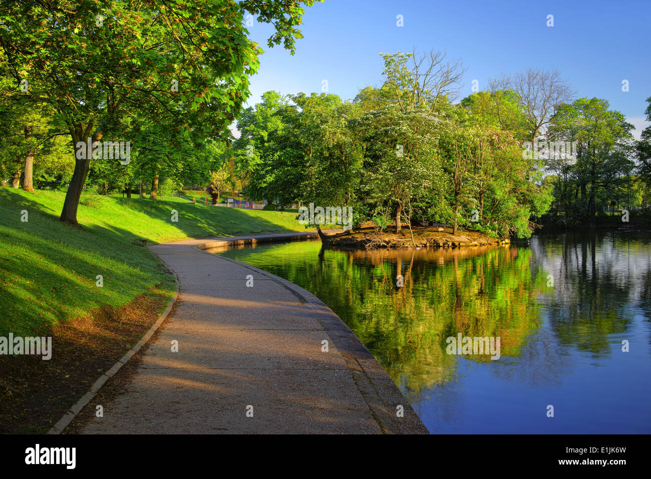 UK, South Yorkshire, Sheffield, Hillsborough Park Lake & Reflexionen Stockfoto