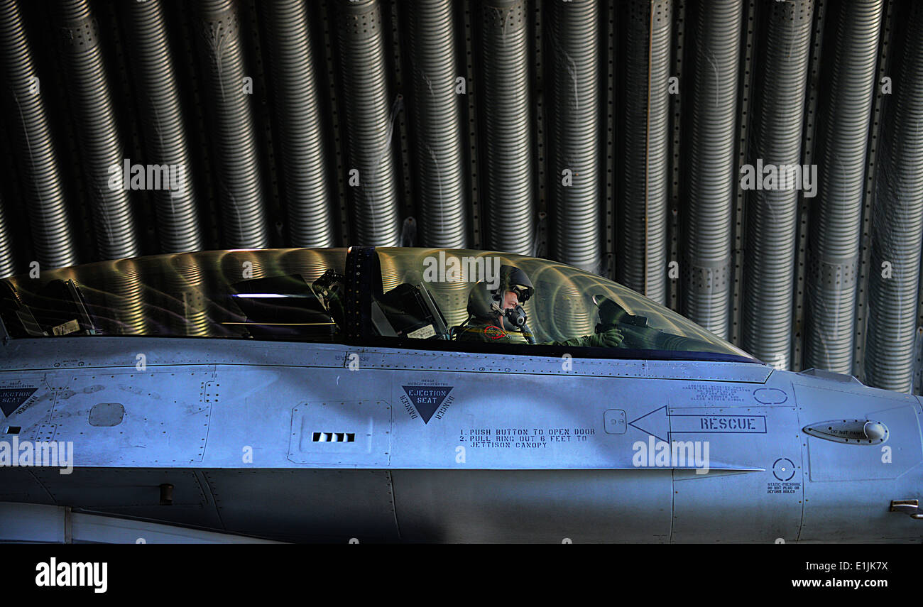 Polnische Luftwaffe taxis Generalmajor Przemyslaw Struj, Pilot bei der 10. Jagdstaffel aus einer schützenden Flugzeuge Tierheim befo Stockfoto