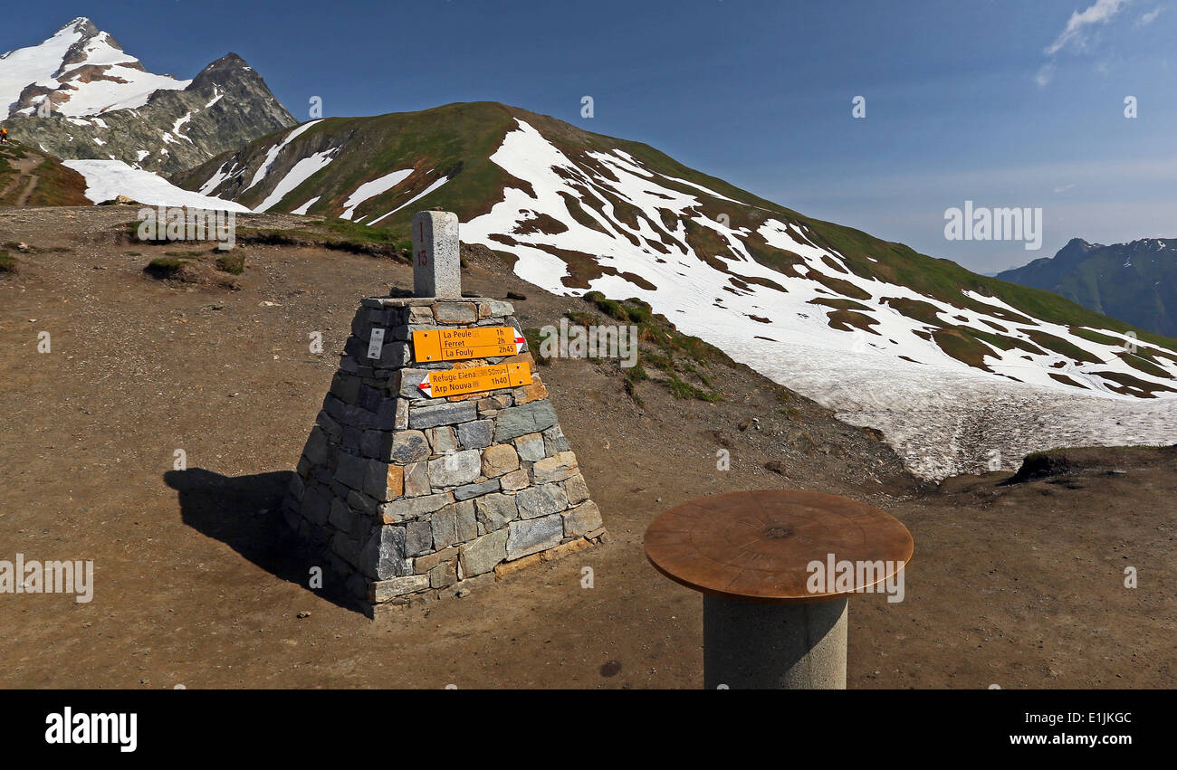 Grand Col Ferret, ein Alpenpass zwischen der Schweiz und Italien, für Wanderer auf der Tour du Mont Blanc. Wegweiser. Alpen. Europa. Stockfoto