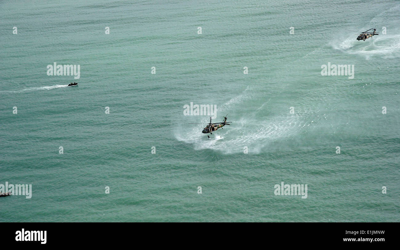 Zwei australische Armee-S70A-9-Black-Hawk-Hubschrauber einfügen Personal ins Wasser in Freshwater Beach an die Shoalwater Bay Tra Stockfoto