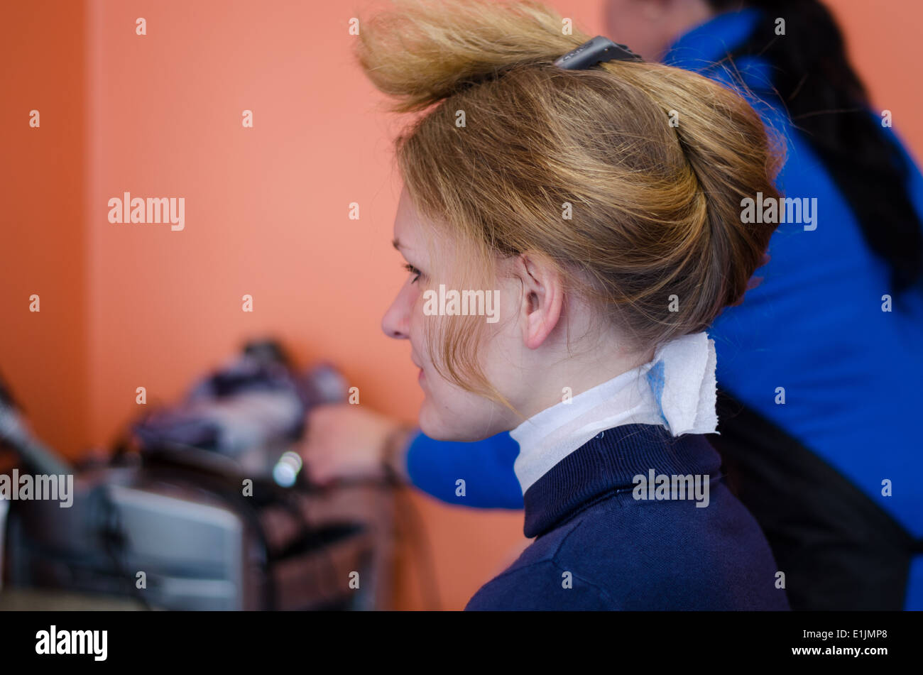 junge blonde Frau im Stuhl beim Friseur Beauty-salon Stockfoto
