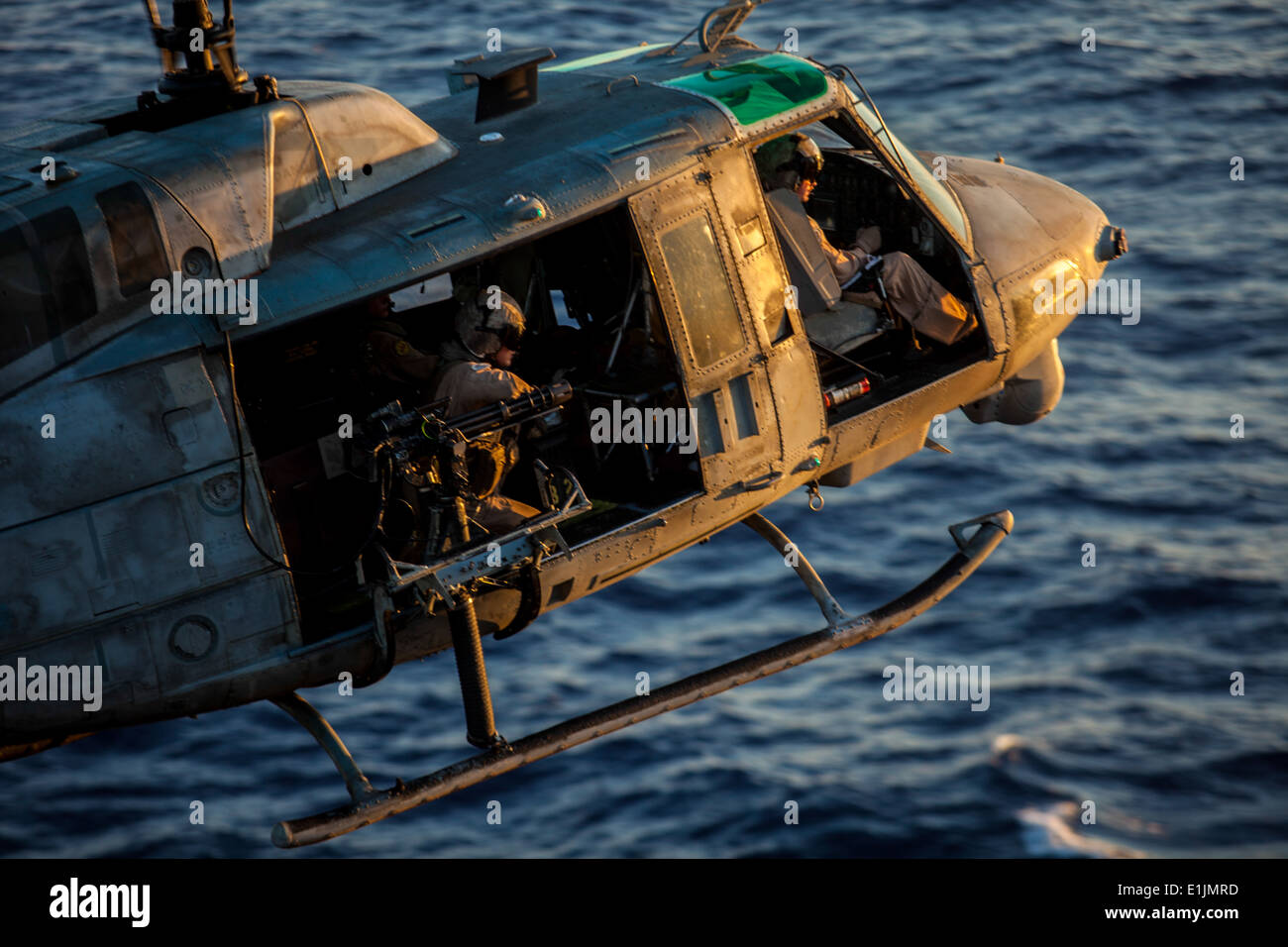 Ein US-Marine Corps UH-1N Huey Hubschrauber zugewiesen, Marine Medium Tiltrotor Squadron (VMM) 266 (Stahlbeton), 26. Marine Expe Stockfoto