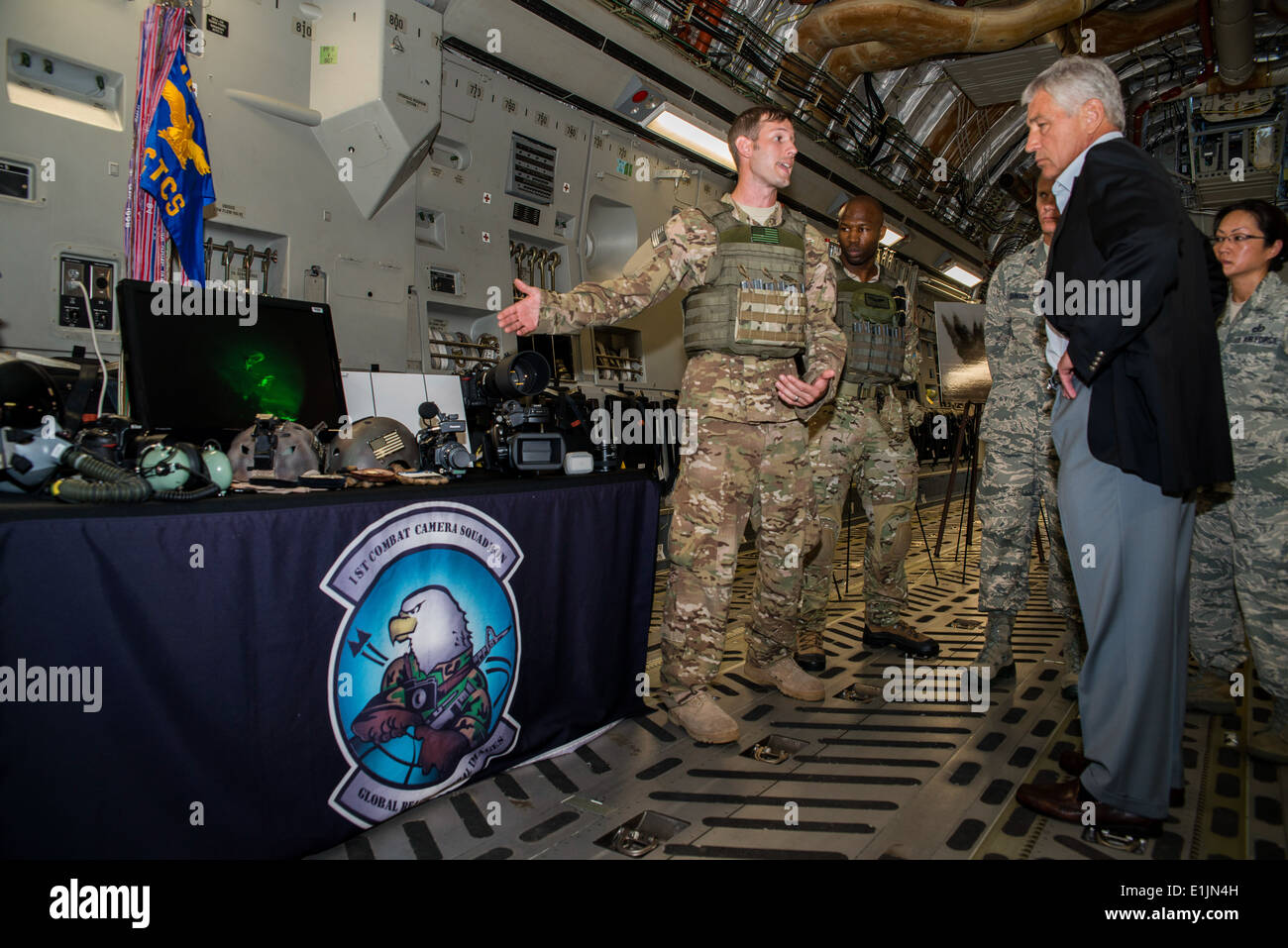 US Air Force Tech Sgt. Micah Theurich, links, einen Kampf Kameramann mit der 1st Combat Kamera Squadron, briefs Sekretär des Stockfoto
