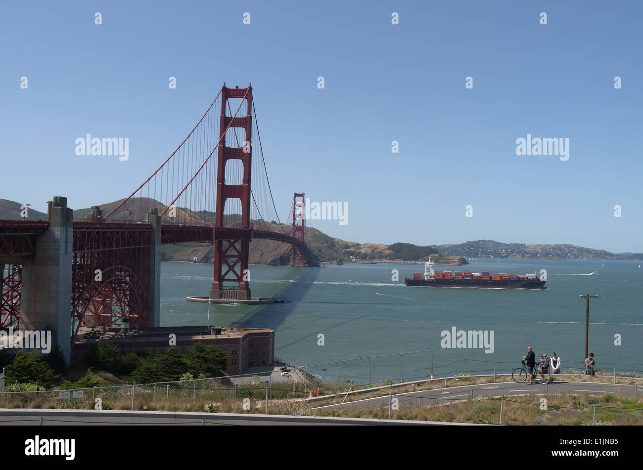 Eine Frachtschiff unterquert die Golden Gate Bridge in San Francisco, Kalifornien Stockfoto