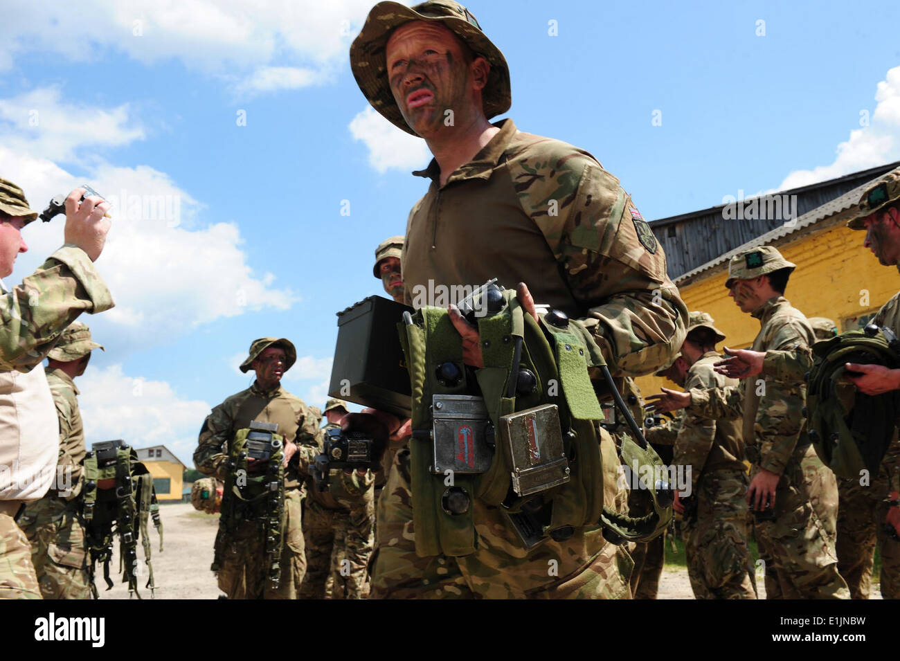 YAVORIV, Ukraine--ein britisches Soldaten aus dem Royal Irish Regiment bereitet sich wiederum Teile von seinem mehrere integrierte Laser Stockfoto