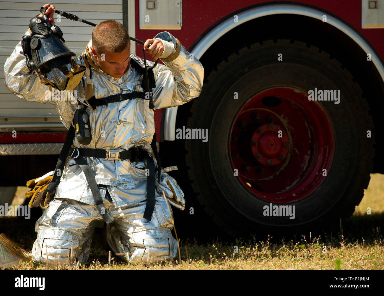 US Air Force Senior Airman Zach Miller, ein Feuerwehrmann, der 932nd Bauingenieur-Geschwader zugewiesen bereitet seine Ausrüstung b Stockfoto