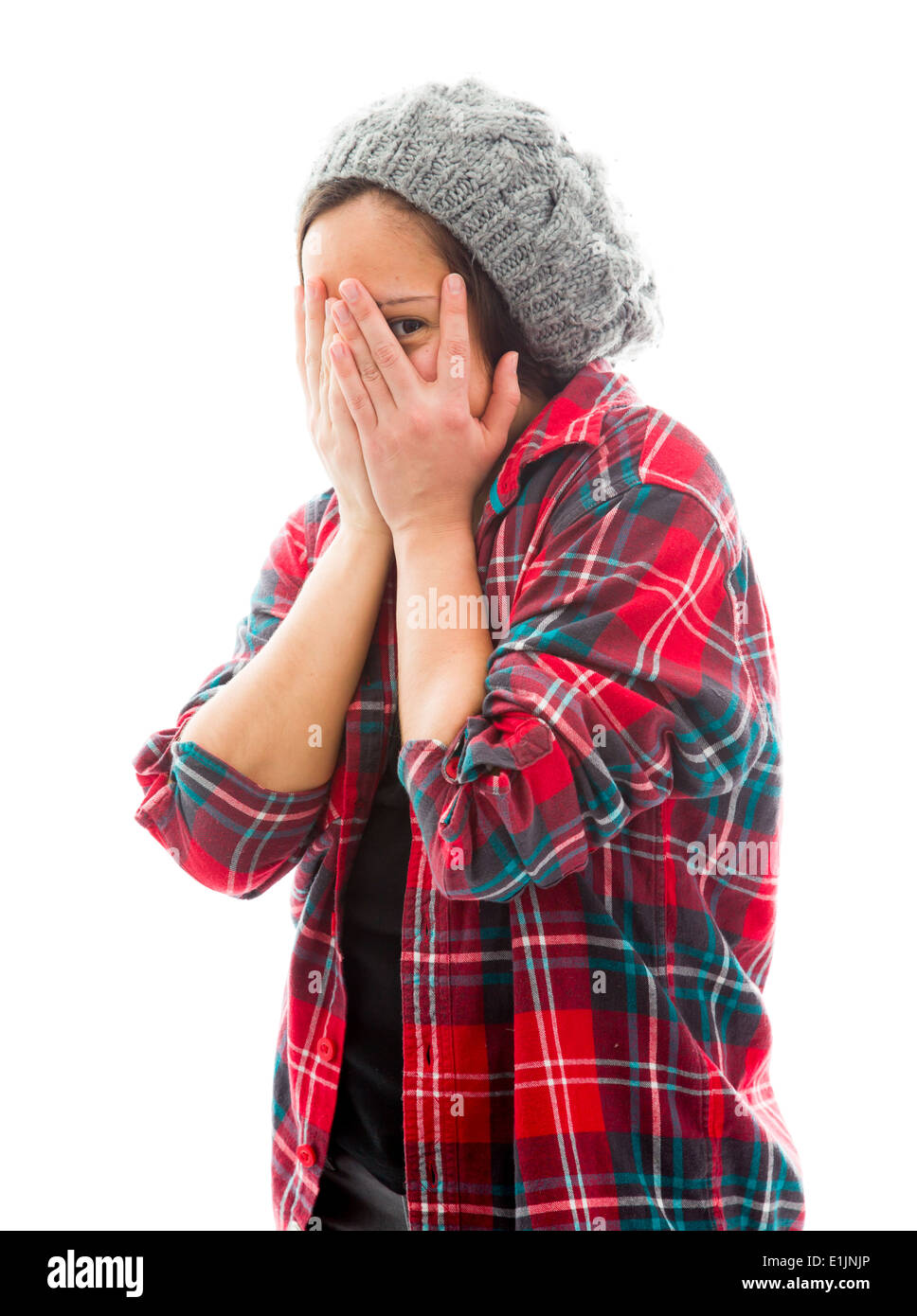 Junge Frau spähen durch Hände, Gesicht Stockfoto