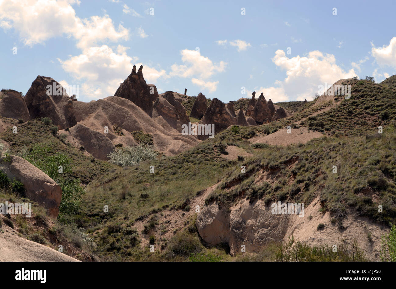 Kappadokien, Türkei. Seltsame Landsof Märchen mit einer Kappe aus Basalt, die sich, verursacht durch zwei Vulkane, Erciyes & Hasan erneuert Stockfoto