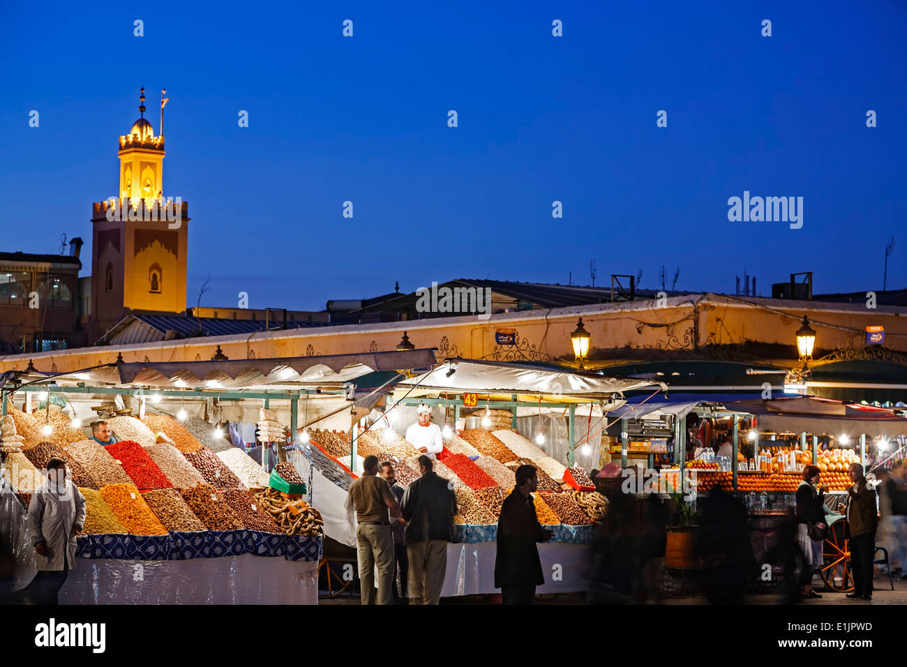 Menschenmenge, Verkaufsautomaten Stände und Minarett in der Dämmerung, Jemaa El Fna entfernt, Marrakesch, Marokko Stockfoto