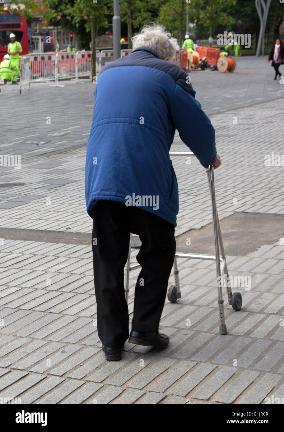 Älterer Mann zu Fuß mit Hilfe eines Rahmens, London Stockfoto