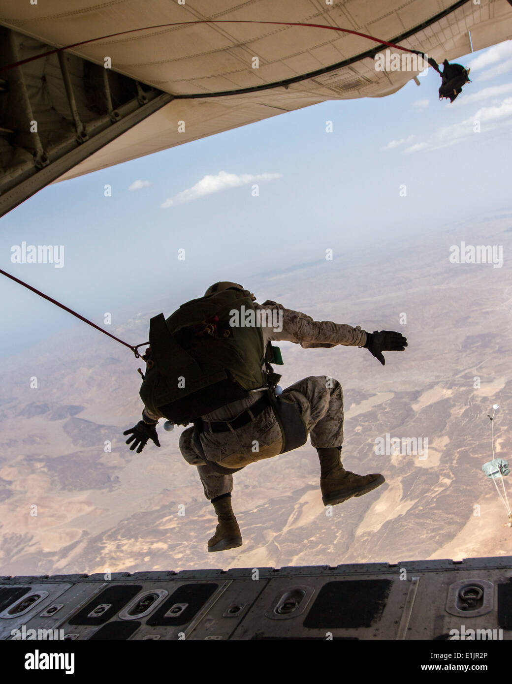 Ein US-Marine mit der 26. Marine Expeditionary Unit Maritime Raid Kraft führt Doppeltasche static-Line-Fallschirm-Betrieb Stockfoto