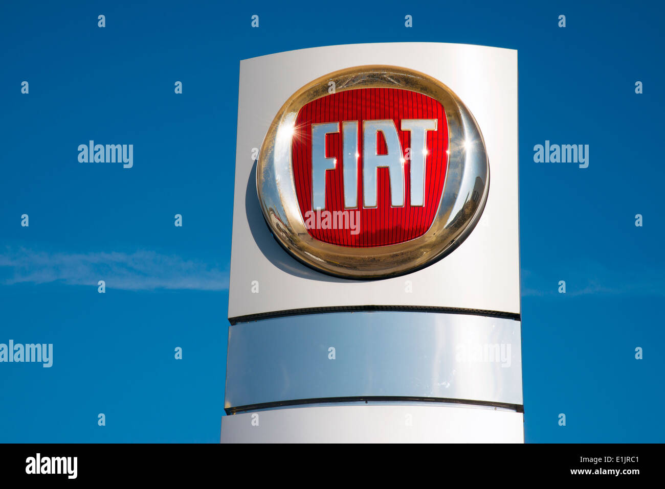 Fiat-Zeichen bei einem Autohändler, UK. Stockfoto