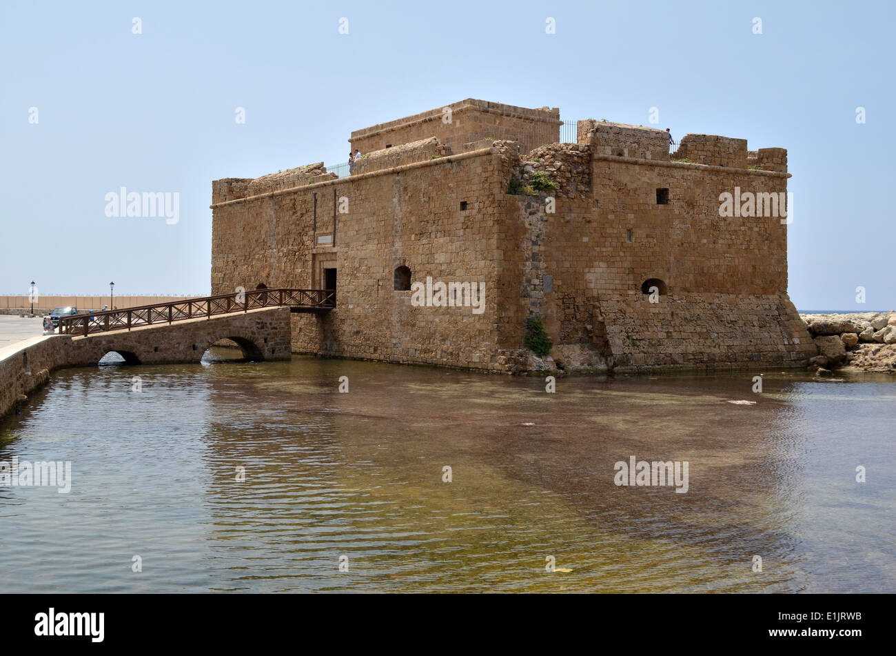 Burg von Paphos liegt am Rande der Hafen von Paphos. Es wurde ursprünglich als eine byzantinische Festung zum Schutz des Hafens erbaut. Stockfoto