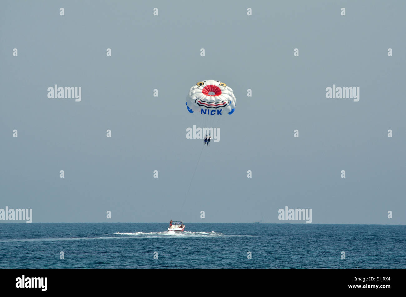 Parasailing ist eine Freizeitbeschäftigung Kiten, wo eine Person hinter einem Boot abgeschleppt Stockfoto