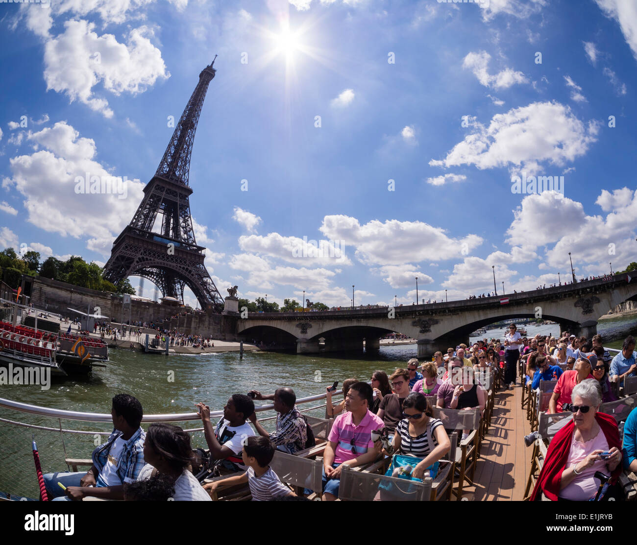 Touristen gehen Paris Eiffelturm auf einem Boot auf dem Fluss Seine. Stockfoto
