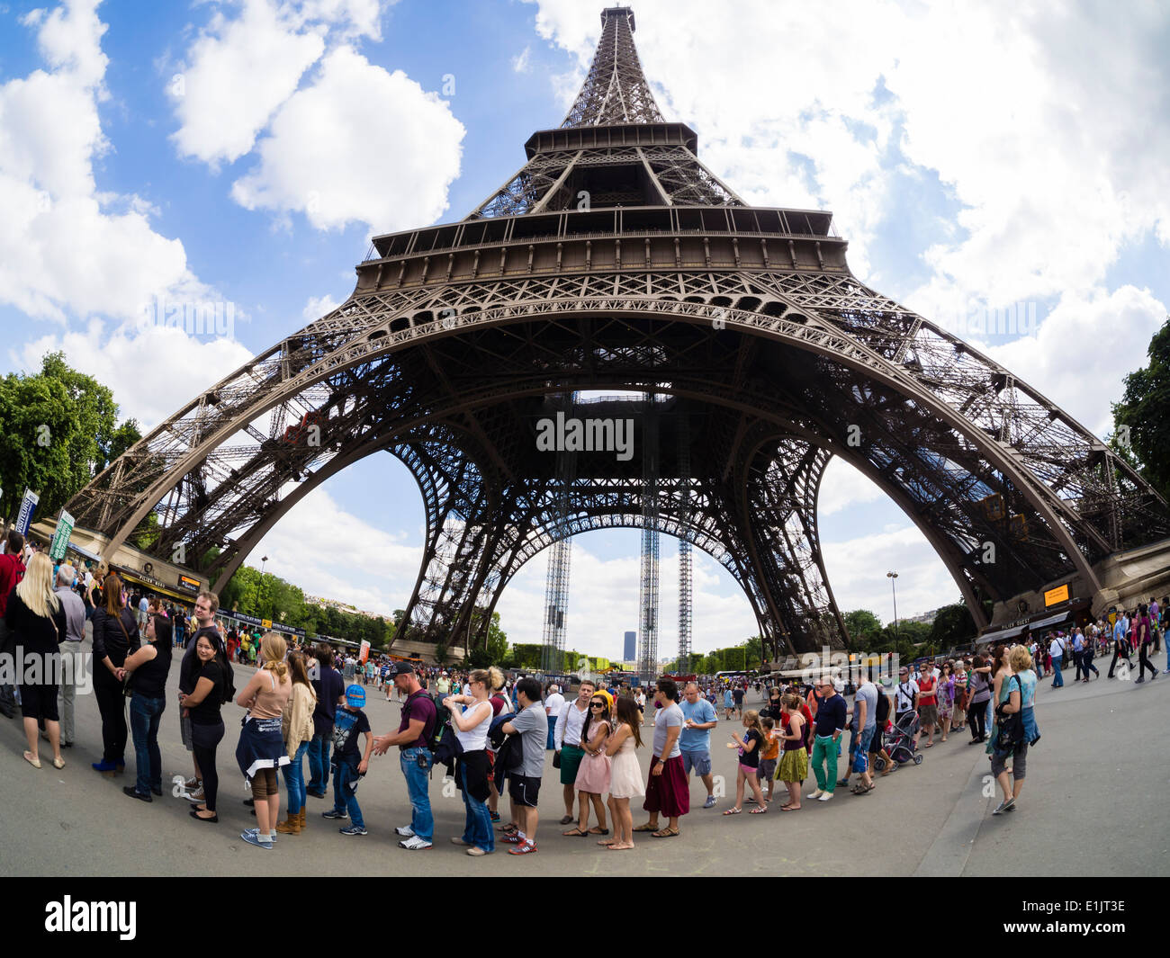 Touristen stehen in einer langen Schlange für die Aufzüge auf dem Eiffelturm in Paris. Stockfoto