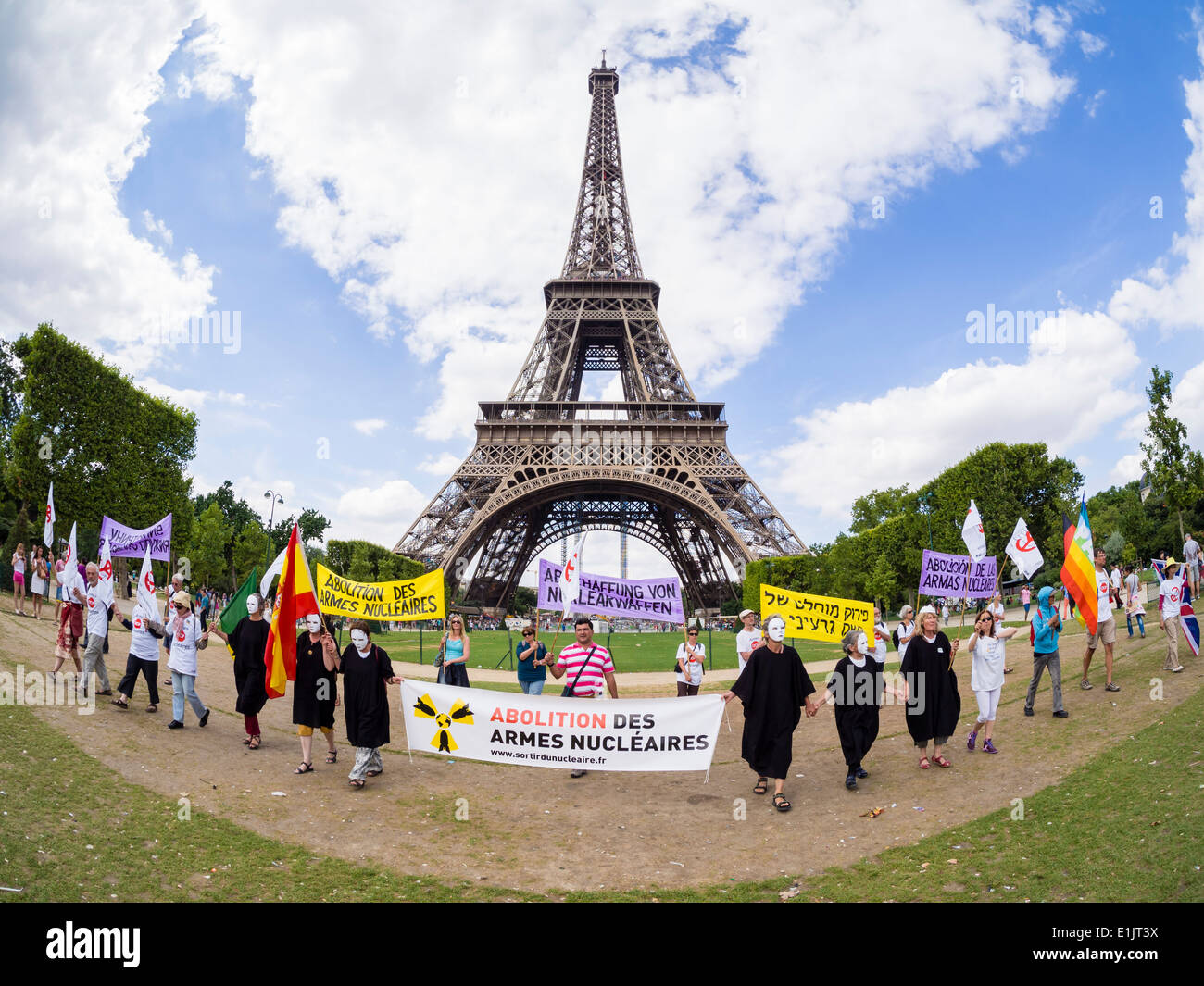 Friedensaktivisten aus verschiedenen Ländern zeigen sich für die Abschaffung von Atomwaffen auf dem Eiffelturm in Paris. Stockfoto
