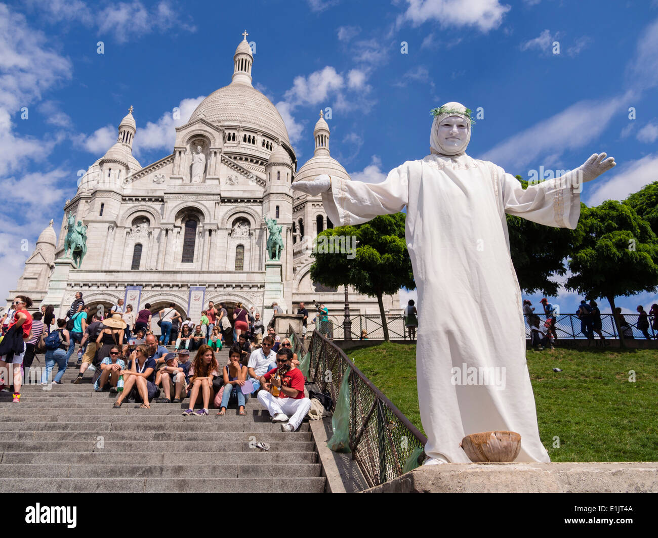 A Street-Artist führt vor der Basilika Sacre Coeur auf dem Montmartre-Hügel in Paris. Stockfoto