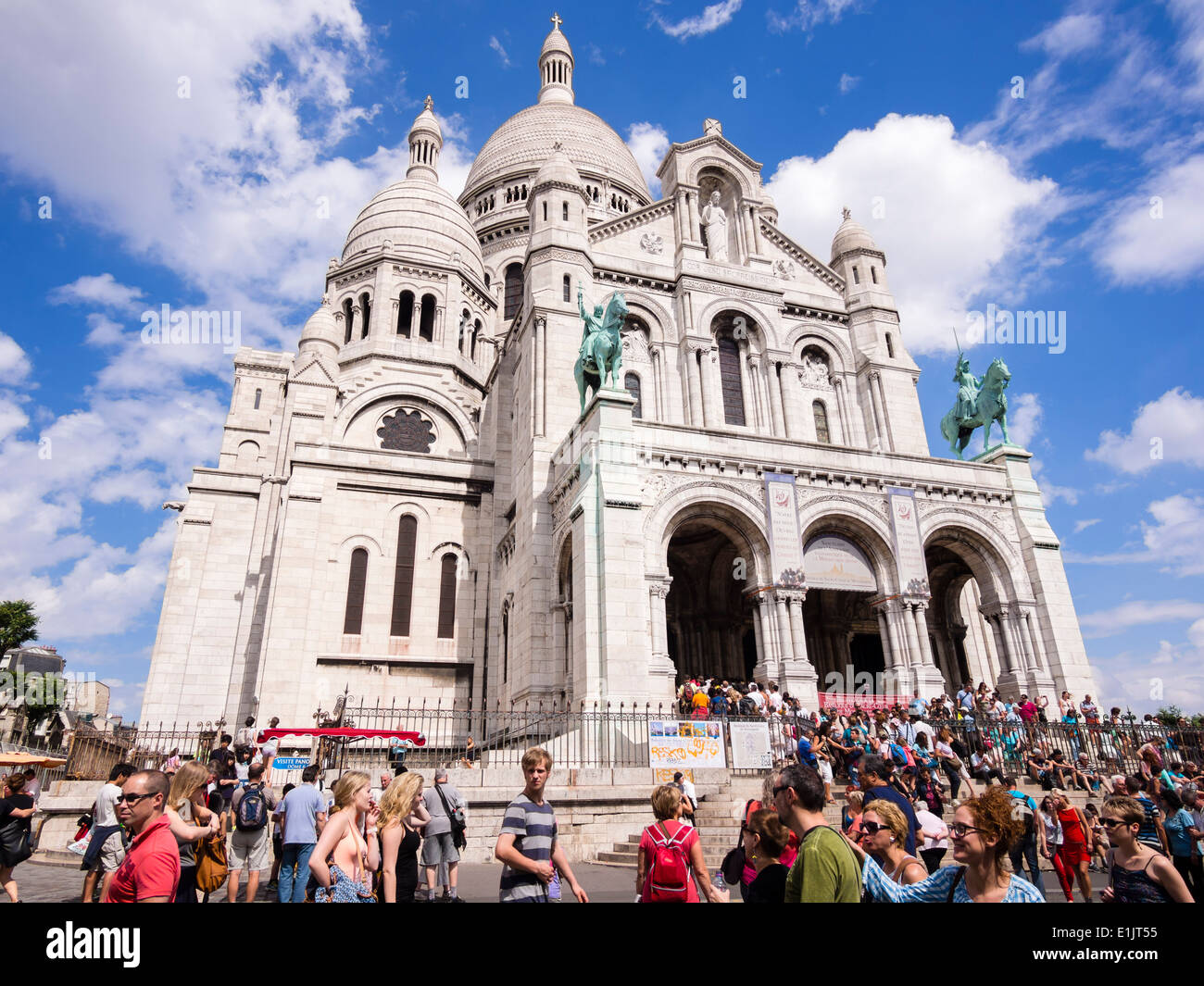 Touristen besuchen die Basilika Sacre Coeur auf dem Montmartre-Hügel in Paris. Stockfoto