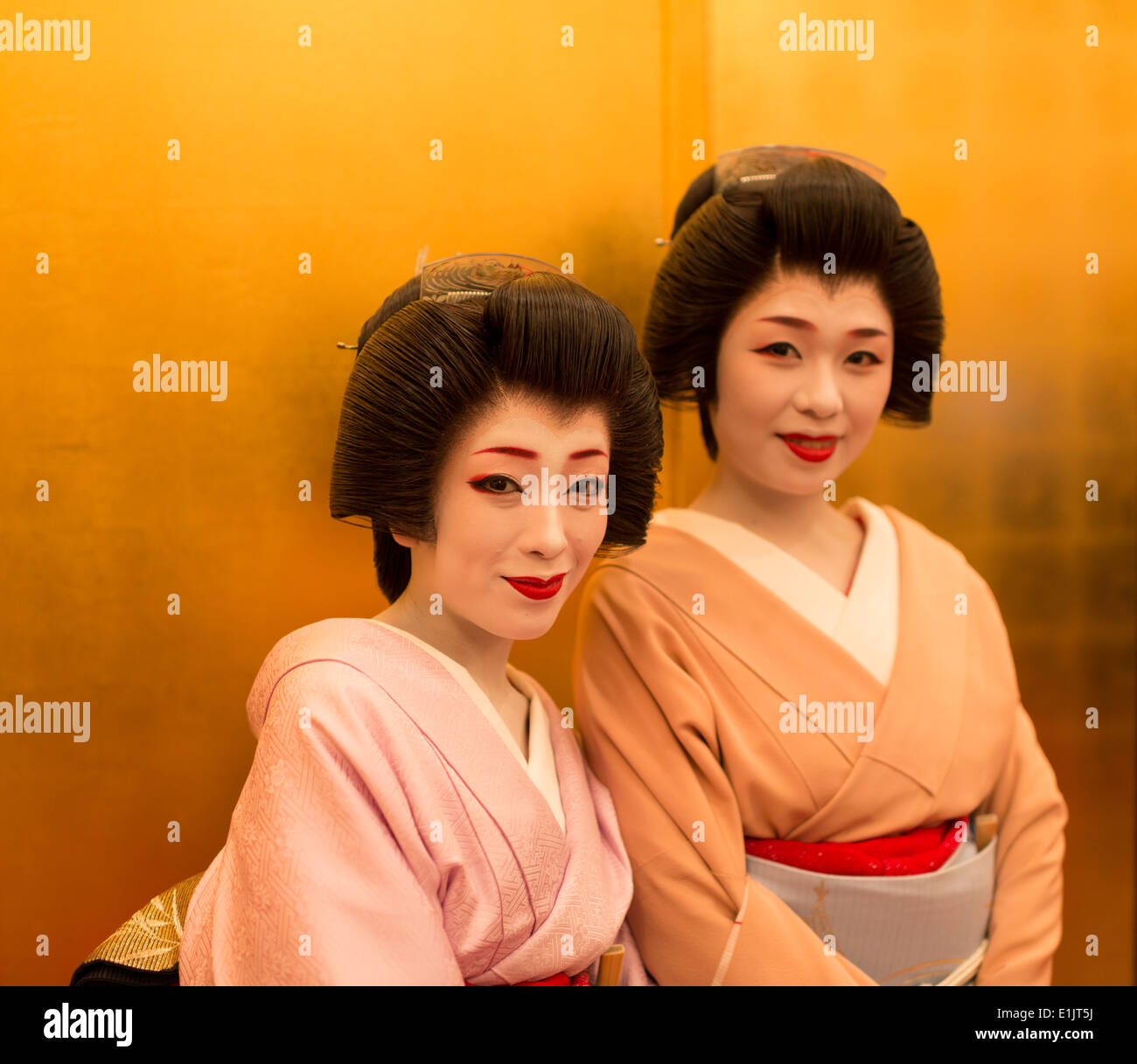 Geisha (nächste Kamera) und Lehrling Geisha, Maiko. Stockfoto