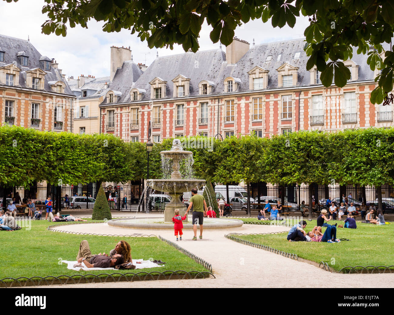 Der Place des Vosges im Marais-Viertel in Paris. Stockfoto