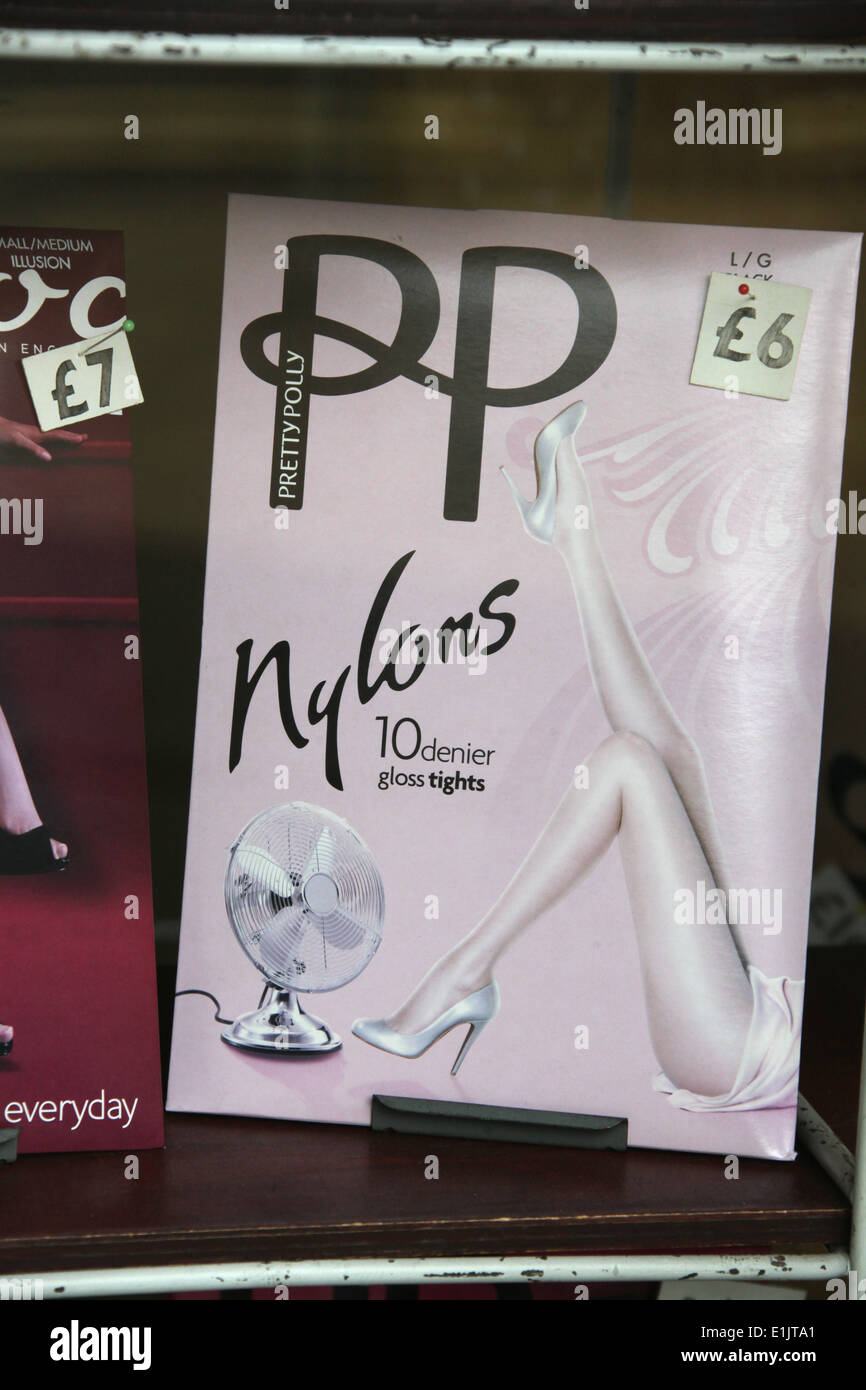 Paar Pretty Polly 10 Denier Nylons in einem Schaufenster Stockfoto