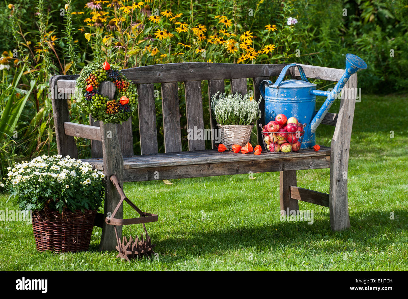 Gartenbank mit Herbst Dekoration Stockfotografie - Alamy