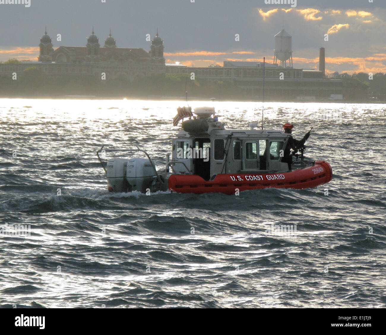 Ein 25-Fuß-Antwort-Boot von Coast Guard Station New York in New York Hafen in der Abenddämmerung im Gange. Entwickelt in einem direct-Response-t Stockfoto