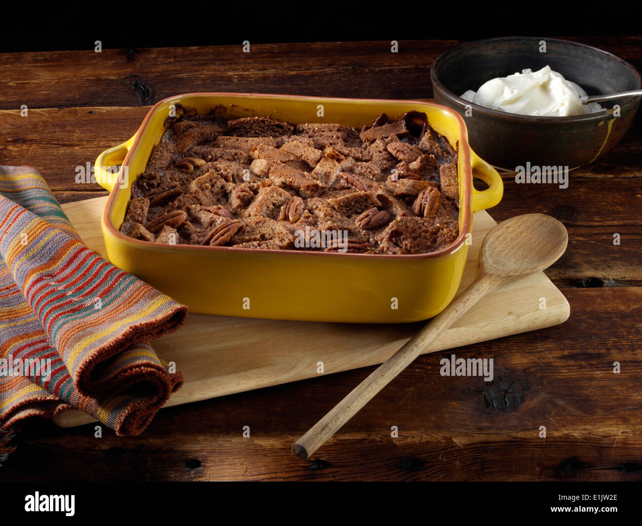 Ganze Schokolade Pecan Brotpudding Stockfoto