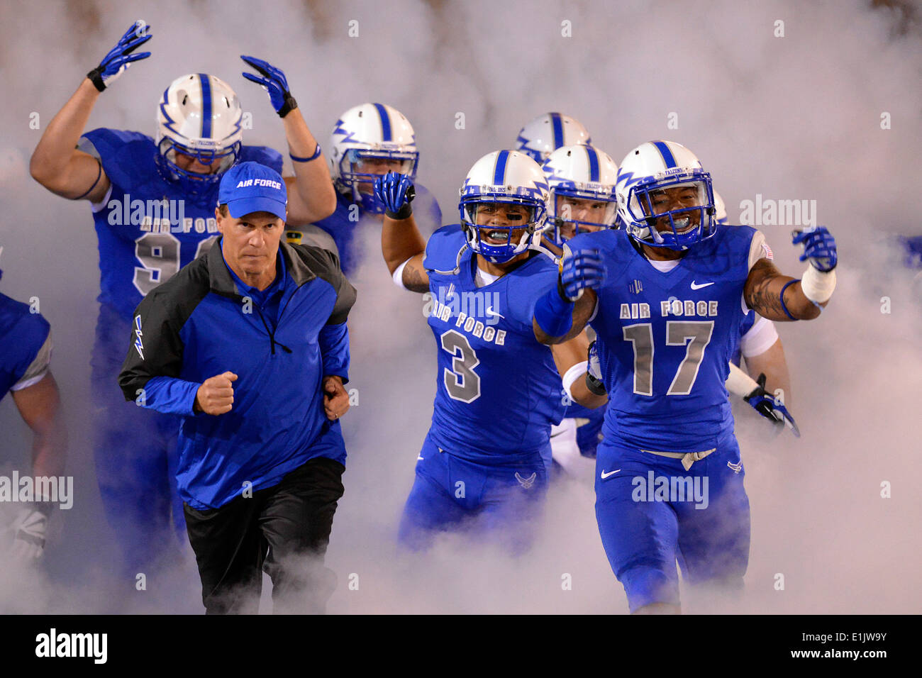 US Air Force Academy Falcons Cheftrainer Troy Calhoun leitet das Team ins Stadion, wie Luftwaffe Konferenz Rivalen Wyomi erfüllt Stockfoto