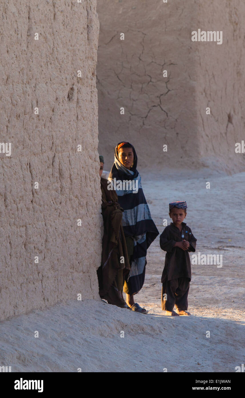 Afghanische Kinder beobachten einen Konvoi von Marines ihr Zuhause während einer Bekämpfung Logistik-Patrouille bekämpfen Logistik Regime durchgeführten übergeben Stockfoto