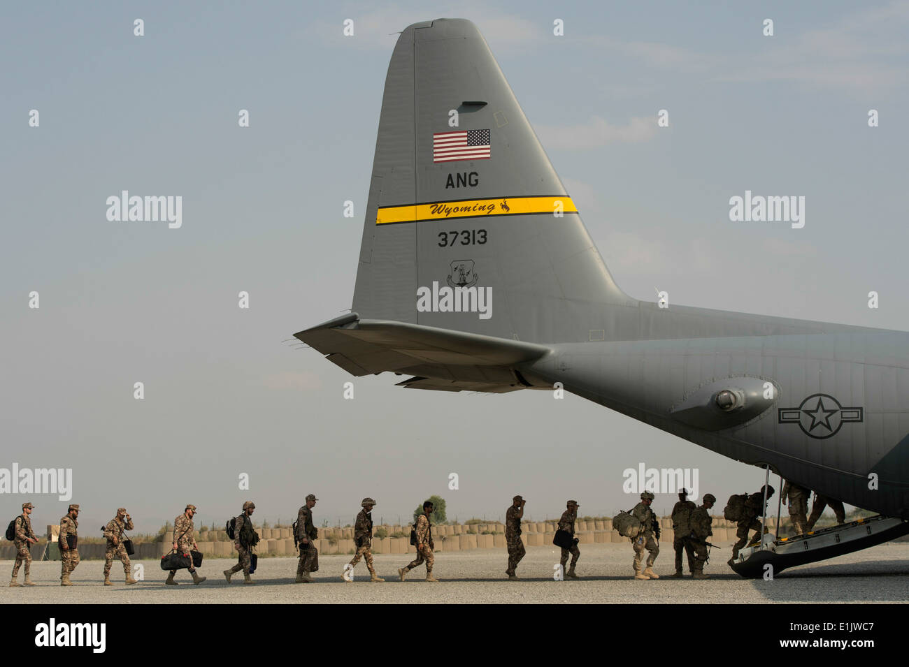 US Army 101st Airborne Division und jordanische Soldaten finden ihren Weg zu einem 774th Expeditionary Airlift Squadron 130 Hercule Stockfoto