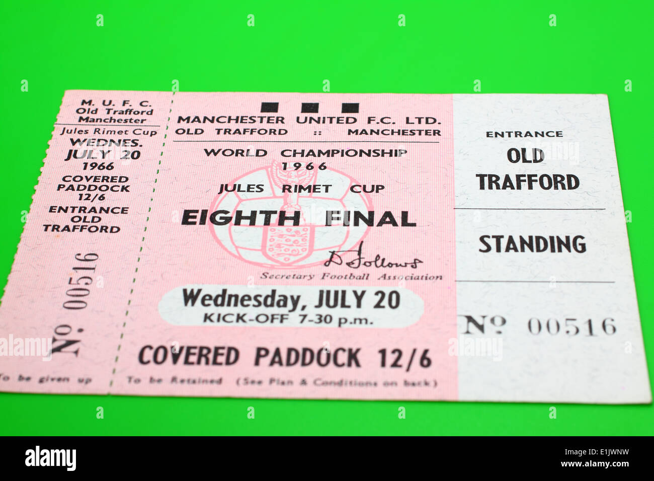 Original 1966 WM-Tickets für das achte Finale match - Ungarn V Bulgarien auf grünem Hintergrund Stockfoto