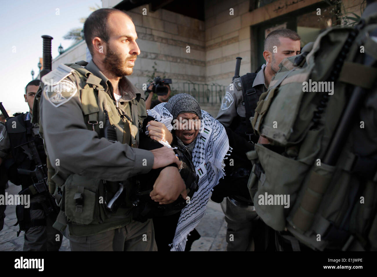 Jerusalem. 5. Juni 2014. Israelischen Grenzpolizisten verhaften einen palästinensischen Demonstranten während einer Protestaktion in der Nähe von Damaskus-Tor in der Altstadt von Jerusalem, am 5. Juni 2014. Einige 50 Demonstranten nahmen an der Demonstration am Donnerstag zum 47. Jahrestag des Nahost-Krieg von 1967. Drei Demonstranten festgenommen wegen des Verdachts werfen Steine auf Polizisten, ein israelischer Polizeisprecher sagte am Donnerstag. © Muammar Awad/Xinhua/Alamy Live-Nachrichten Stockfoto