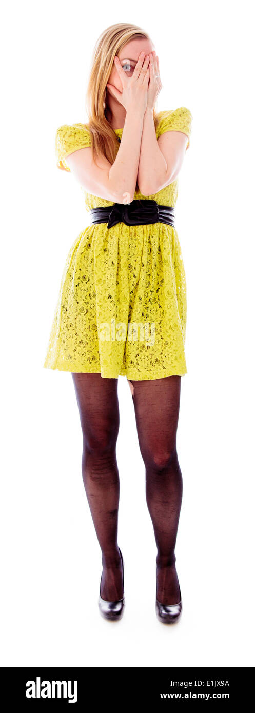 Junge Frau spähen durch Hände, Gesicht Stockfoto