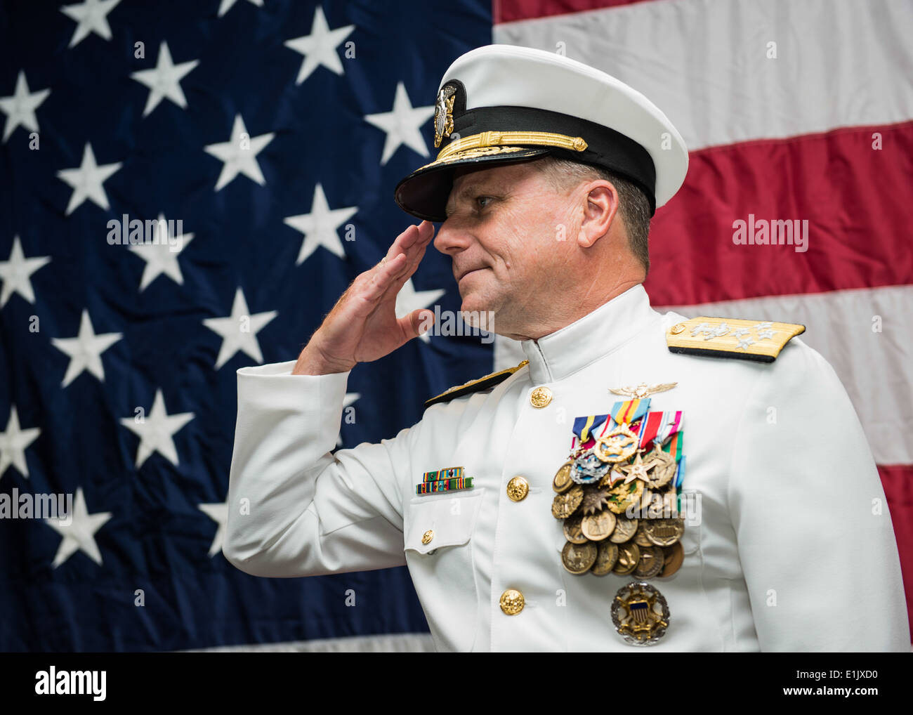 131018-N-XQ474-NORFOLK, VA (18. Oktober 2013) - Admiral Bill Gortney salutiert während einer Änderung der Befehl Zeremonie für den Verwaltungsrat ich Stockfoto