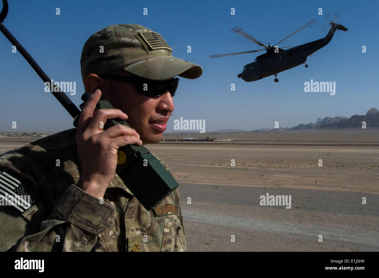 US Air Force major Brian Cruz, eine Luft Mobilität Verbindungsoffizier (GwV) mit Regional Command South kommuniziert mit Flugzeug Stockfoto