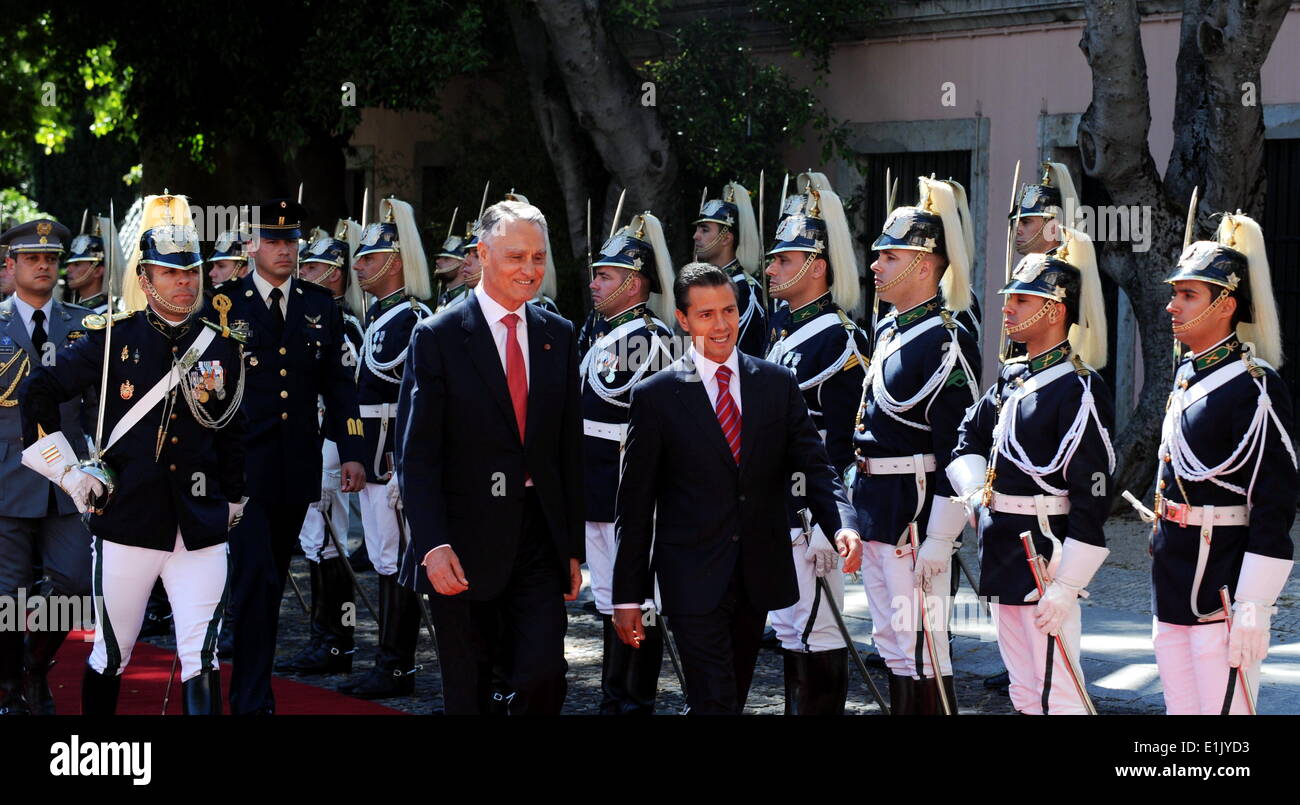 Lissabon, Portugal. 5. Juni 2014. Mexikos Präsident Enrique Pena Nieto (R vorne) Bewertungen eine Ehrengarde bei der Begleitung des portugiesischen Präsidenten Anibal Cavaco Silva (L vorne) bei seinem Besuch in Portugal in Lissabon, Portugal, 5. Juni 2014. © Zhang Liyun/Xinhua/Alamy Live-Nachrichten Stockfoto