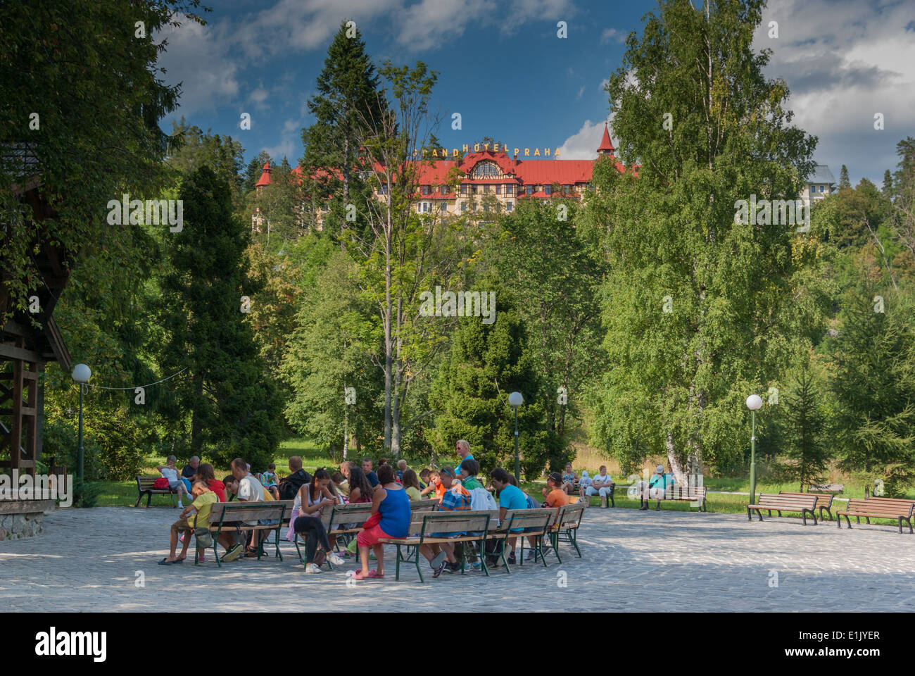 Touristen unter Grandhotel Praha, Tatranska Lomnica, Slowakei Stockfoto